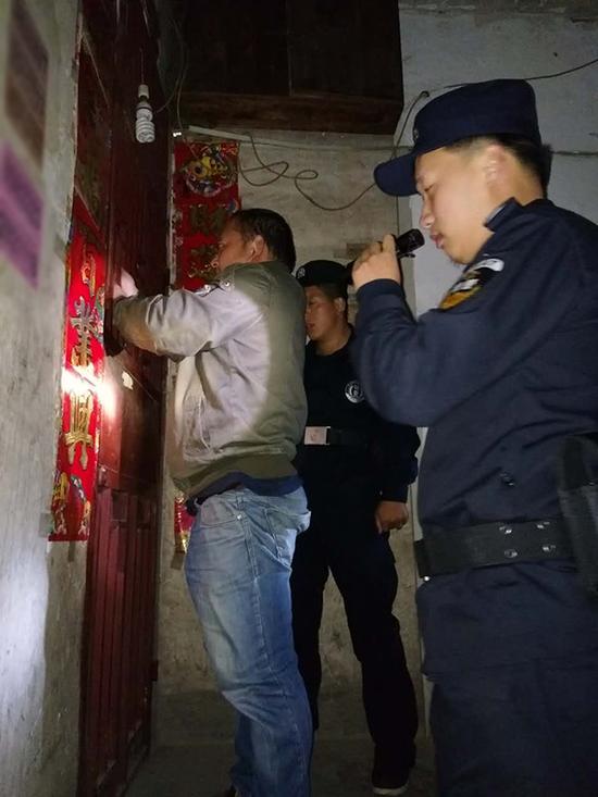 钟山区粗心妈妈误将幼女锁家中 