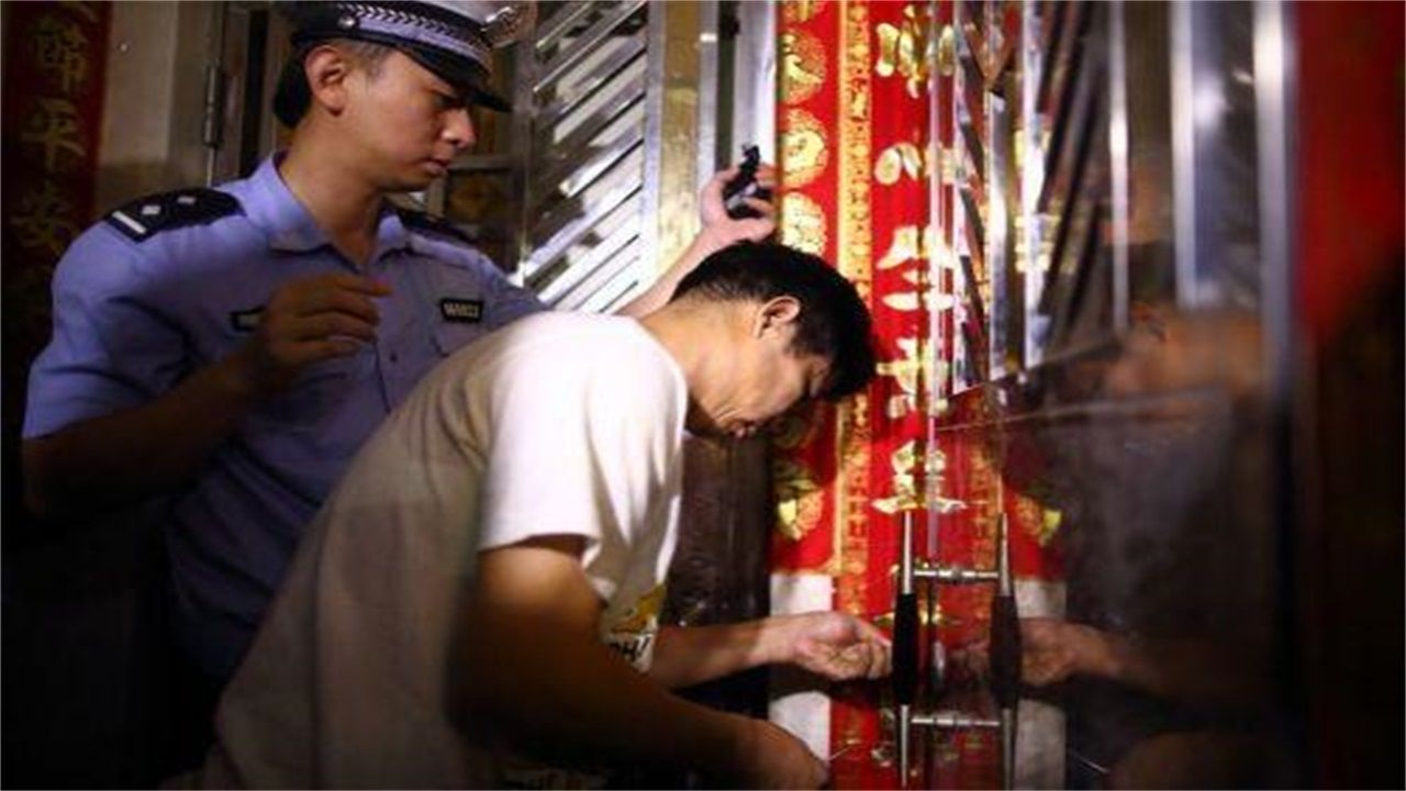 钟山区请开锁师傅开了锁后，师傅